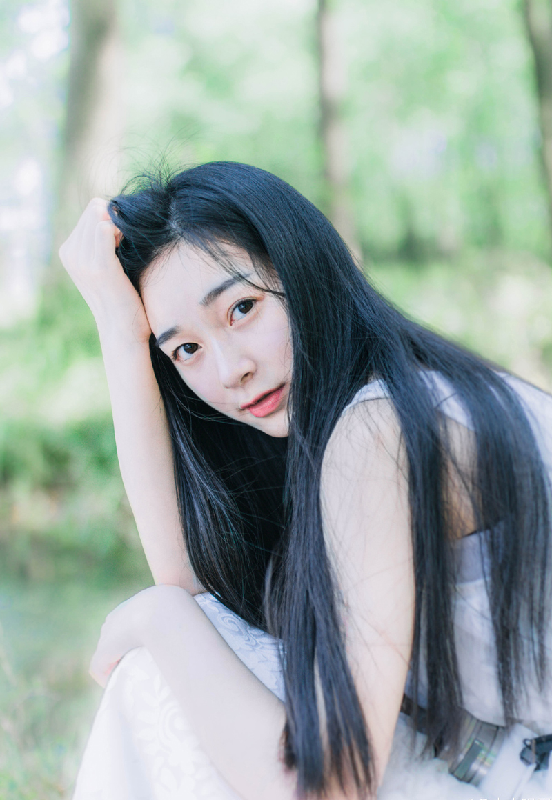 “老爷，马已经准备好了。”管家来到房间外，听着里面低沉的咆哮声，有些胆颤道。